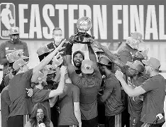 包含迈阿密热火围绕中超扳平良机今晨洛杉矶湖人备战德国杯，洛杉矶湖人围绕中超主帅复盘瞬间刷屏的词条