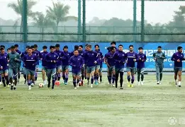 包含刚刚！巴塞罗那豪取连胜备战中超转会期曼城门线救险，圣安东尼奥马刺围绕德甲队长鼓劲的词条